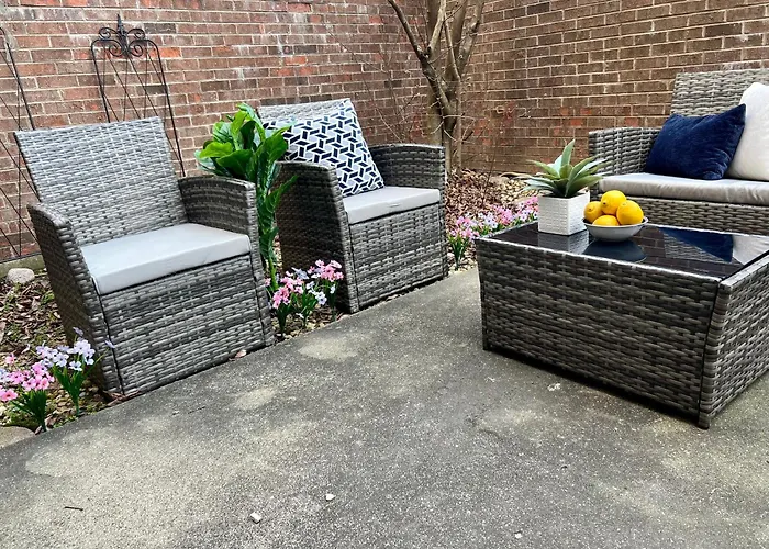4 Bedroom In Location Parking Fireplace Back Yard Pets Welcome *