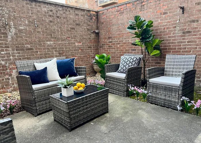 4 Bedroom In Location Parking Fireplace Back Yard Pets Welcome *