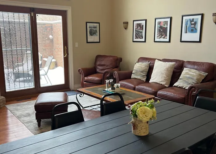 4 Bedroom In Location Parking Fireplace Back Yard Pets Welcome Сasa de vacaciones Chicago