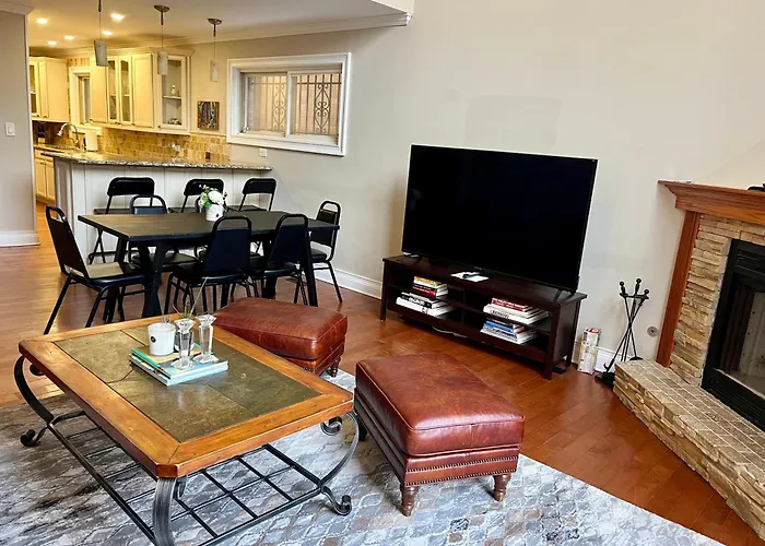 4 Bedroom In Location Parking Fireplace Back Yard Pets Welcome Сasa de vacaciones