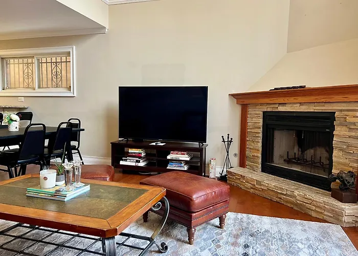 4 Bedroom In Location Parking Fireplace Back Yard Pets Welcome Сasa de vacaciones
