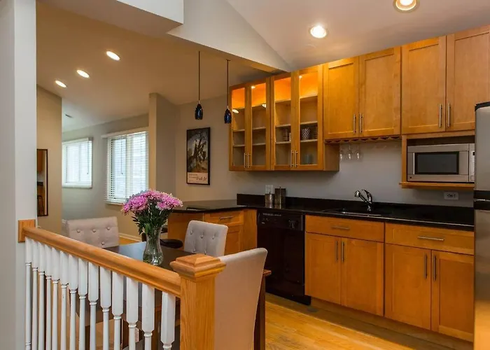 4 Bedroom In Location Parking Fireplace Back Yard Pets Welcome Сasa de vacaciones Chicago