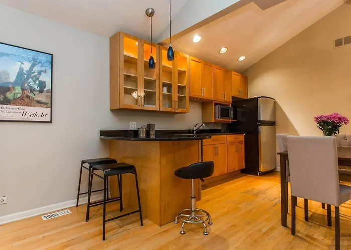 4 Bedroom In Location Parking Fireplace Back Yard Pets Welcome * Chicago