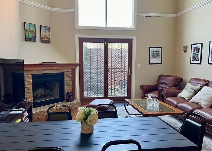 4 Bedroom In Location Parking Fireplace Back Yard Pets Welcome *