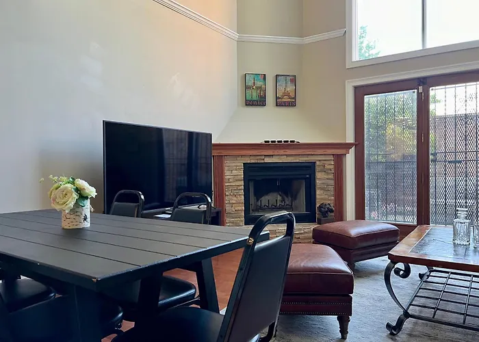4 Bedroom In Location Parking Fireplace Back Yard Pets Welcome Сasa de vacaciones