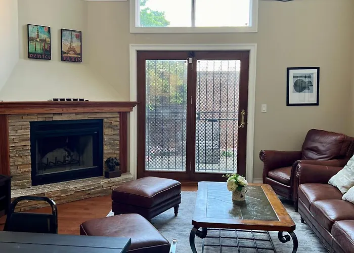 Сasa de vacaciones 4 Bedroom In Location Parking Fireplace Back Yard Pets Welcome