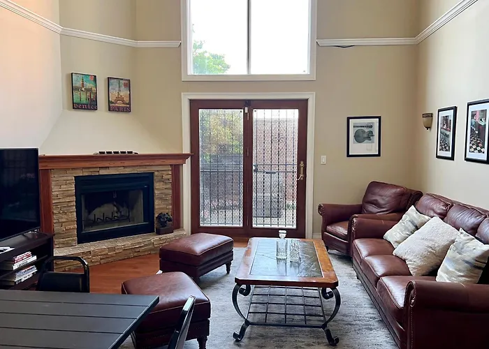 4 Bedroom In Location Parking Fireplace Back Yard Pets Welcome *