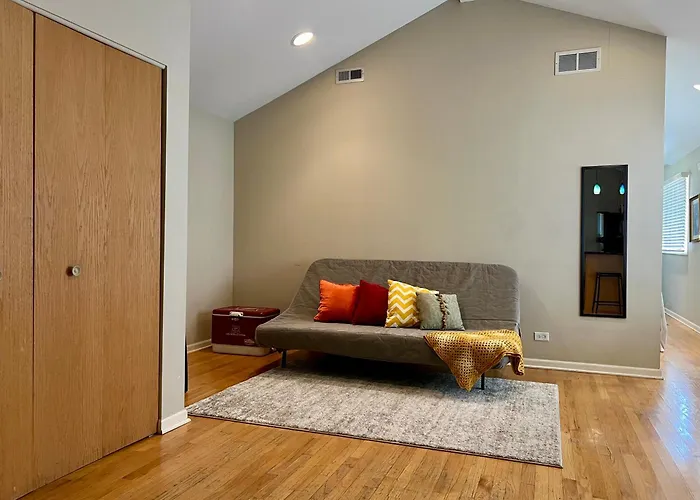 4 Bedroom In Location Parking Fireplace Back Yard Pets Welcome Chicago