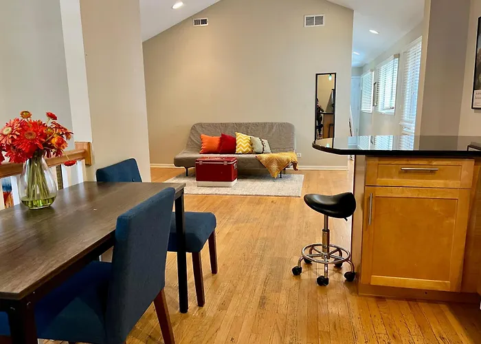 4 Bedroom In Location Parking Fireplace Back Yard Pets Welcome Chicago