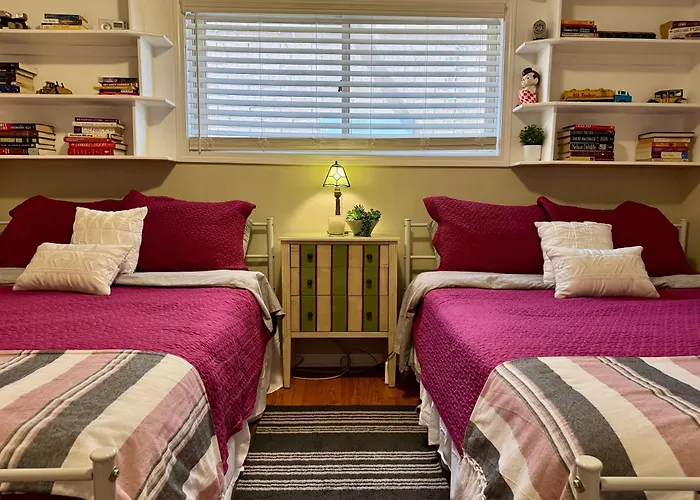 4 Bedroom In Location Parking Fireplace Back Yard Pets Welcome Сasa de vacaciones