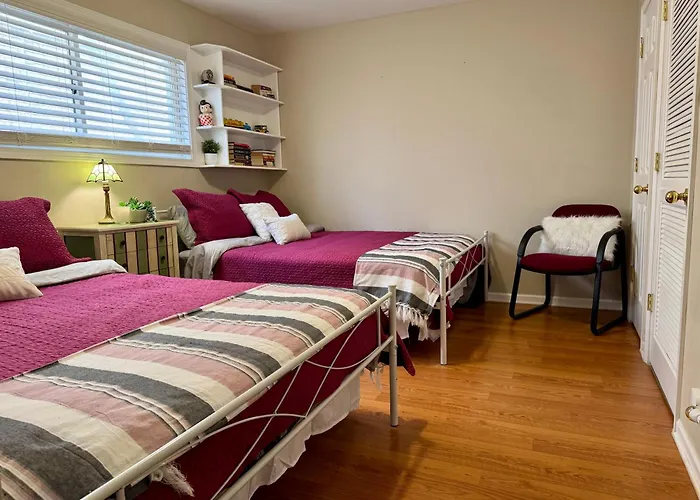 4 Bedroom In Location Parking Fireplace Back Yard Pets Welcome Сasa de vacaciones *