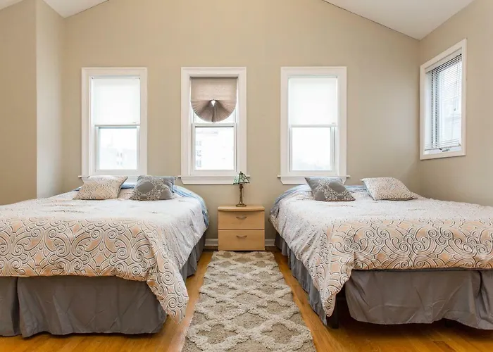 4 Bedroom In Location Parking Fireplace Back Yard Pets Welcome