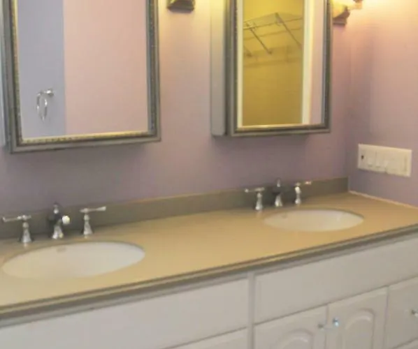 4 Bedroom In Location Parking Fireplace Back Yard Pets Welcome Сasa de vacaciones