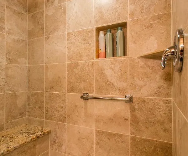 4 Bedroom In Location Parking Fireplace Back Yard Pets Welcome