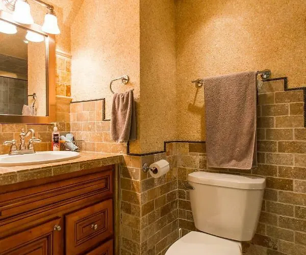 4 Bedroom In Location Parking Fireplace Back Yard Pets Welcome Сasa de vacaciones