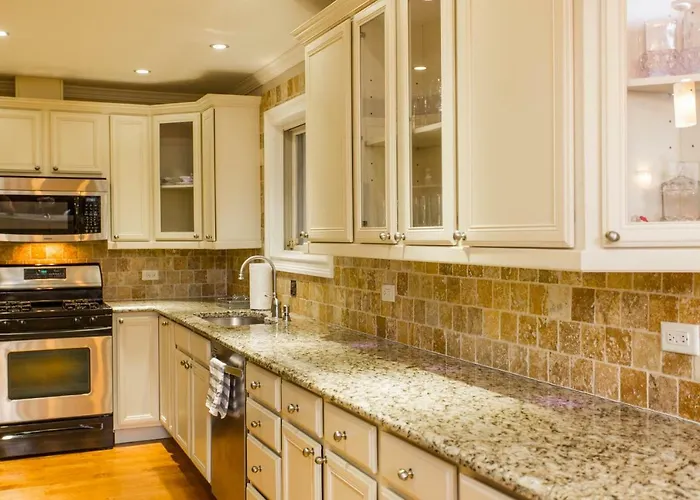 4 Bedroom In Location Parking Fireplace Back Yard Pets Welcome Сasa de vacaciones