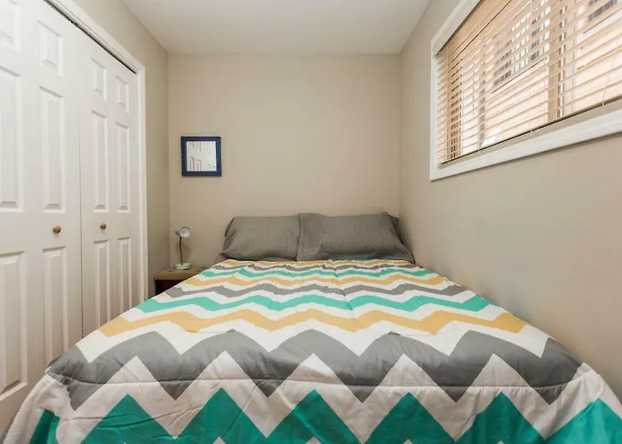 4 Bedroom In Location Parking Fireplace Back Yard Pets Welcome *