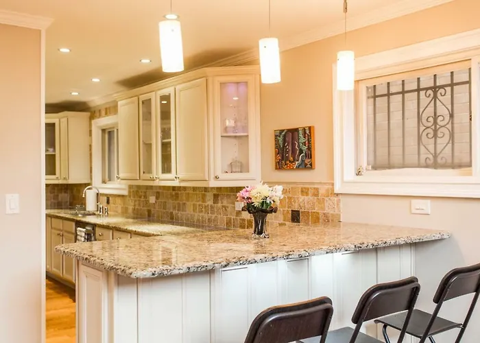 4 Bedroom In Location Parking Fireplace Back Yard Pets Welcome * Chicago