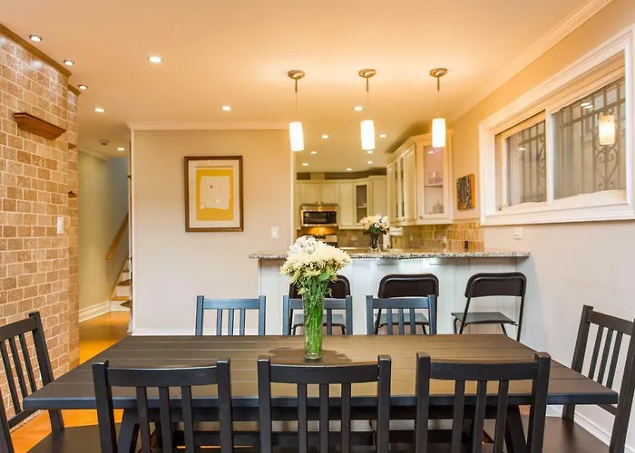 4 Bedroom In Location Parking Fireplace Back Yard Pets Welcome Сasa de vacaciones